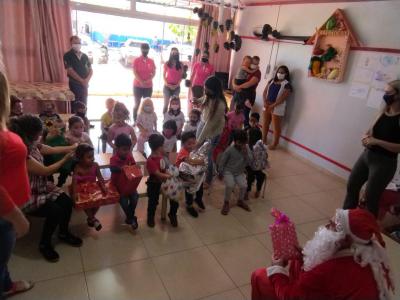 NÃºcleo Feminino Coprossel e CEMEI Sementinha do Saber levam alegria no Natal das CrianÃ§as da Escola